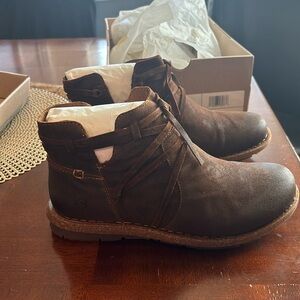 NWT Born Tarklin booties size 10